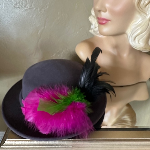 GRACEFUL DRK. COBALT BLUE FELT DESIGNER VINTAGE FEDORA + MULTICOLRED FEATHERS - Picture 11 of 13